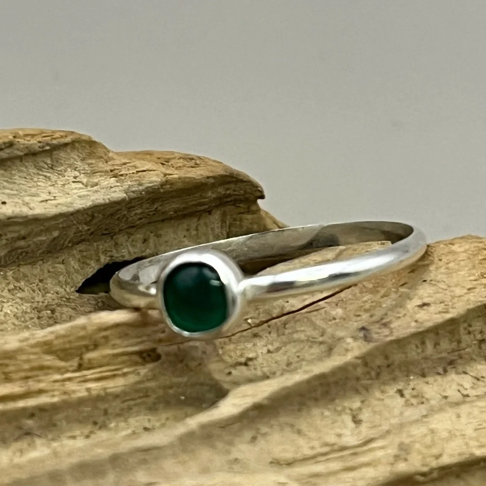 Sleek Silver Ring with Deep Green Chalcedony Gemstone